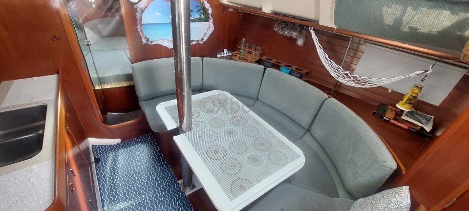 Voilier d'occasion OCEANIS 351 carré cabine